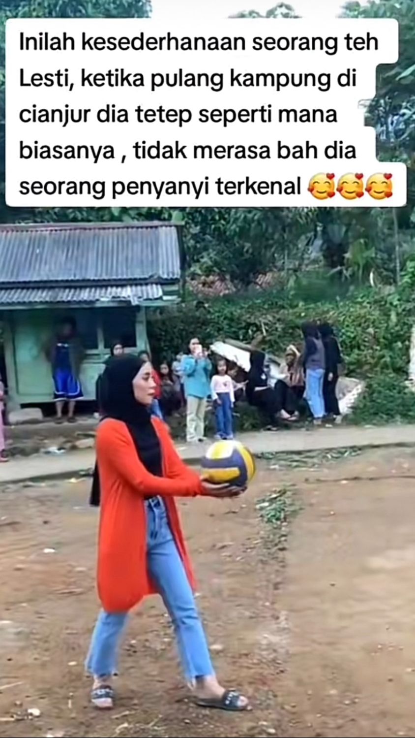 Penyanyi sukses, Lesti Kejora berpenampilan sederhana saat pulang ke Cianjur.