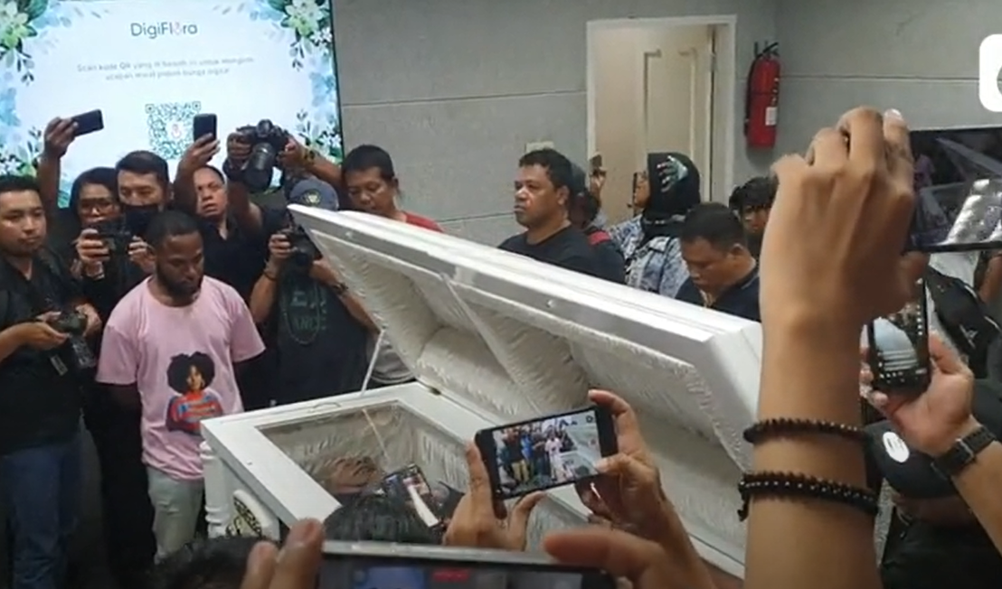 Sementara disemayamkan di Rumah Duka Sentosa