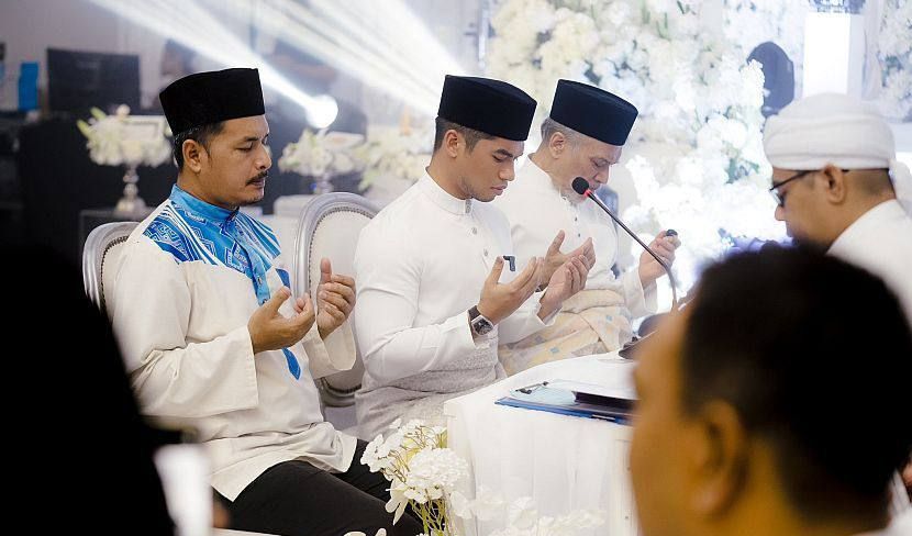 Melangsungkan pernikahan