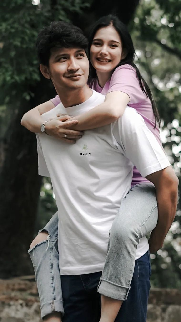 Dikabarkan Pisah, Intip Potret Mesra Aditya Zoni dan Istri