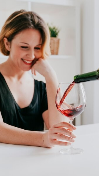 9. Gak Boleh Menuang Wine Sendiri