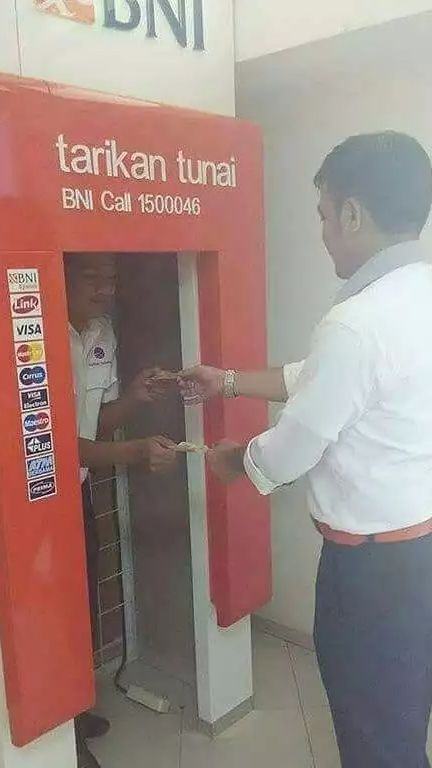 ATM manual bisa jadi solusi saat sedang mati lampu.