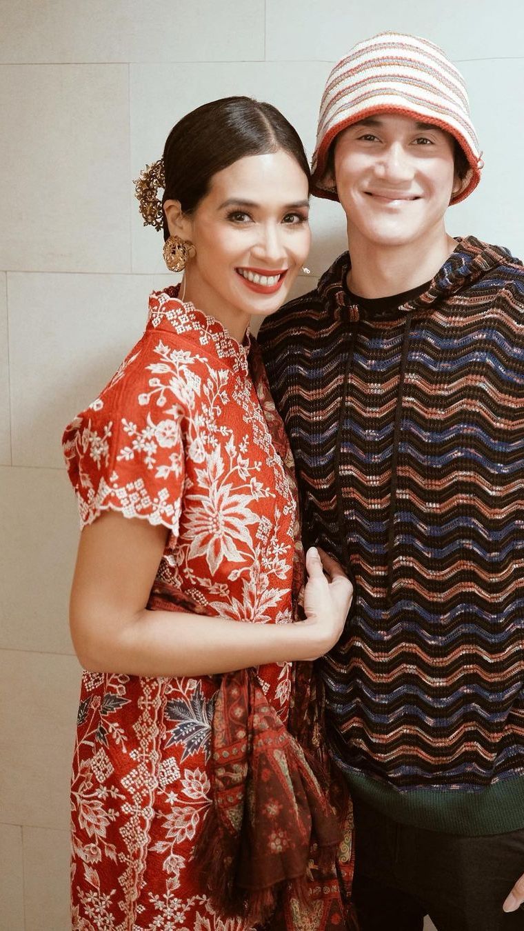Look 2: Motif Batik Merah yang Memikat