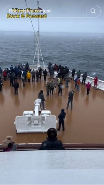 Seorang pria Indonesia yang bekerja di kapal pesiar Oomsterdam holland america line melakukan perjalanan melewati benua Antartika.