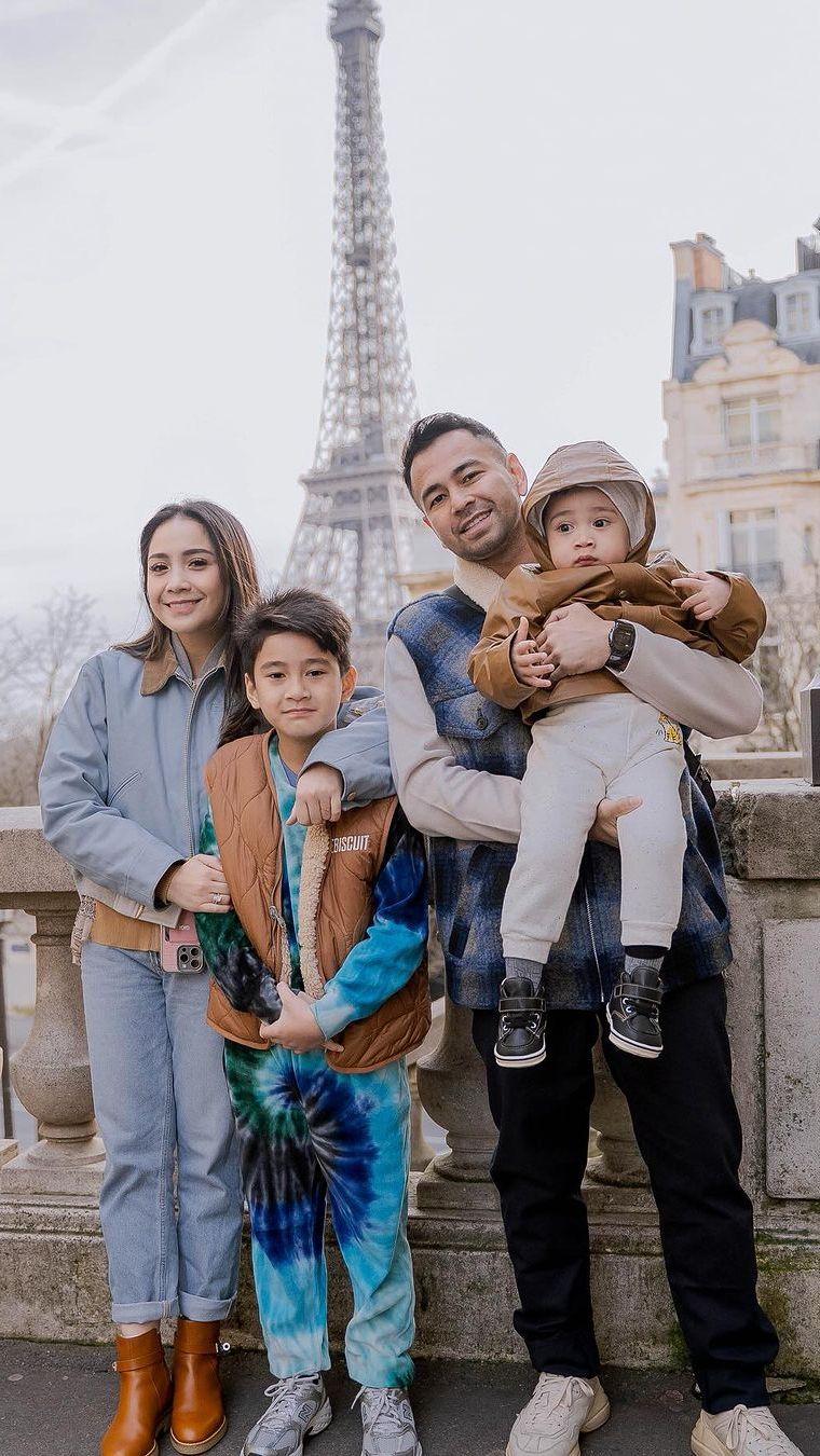 8 Potret Liburan `Sultan Andara` di Paris, Cipung Menggemaskan dengan Outfit Musim Dingin 