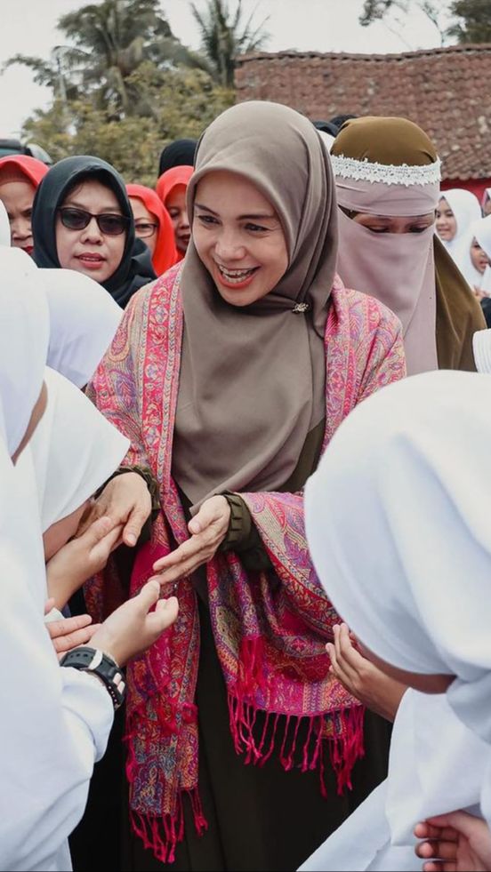 Tebak Harga Pashmina Etnik Siti Atikoh, Mahal atau Murah?