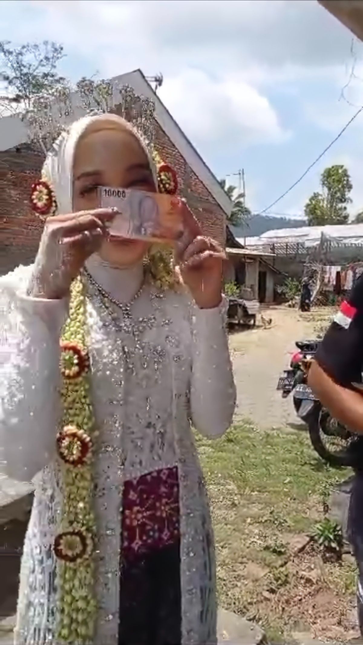 Kelakuan Random Pengantin Wanita Kepergok Beli Cilok saat Resepsi, Jajan Tetap Nomor Satu