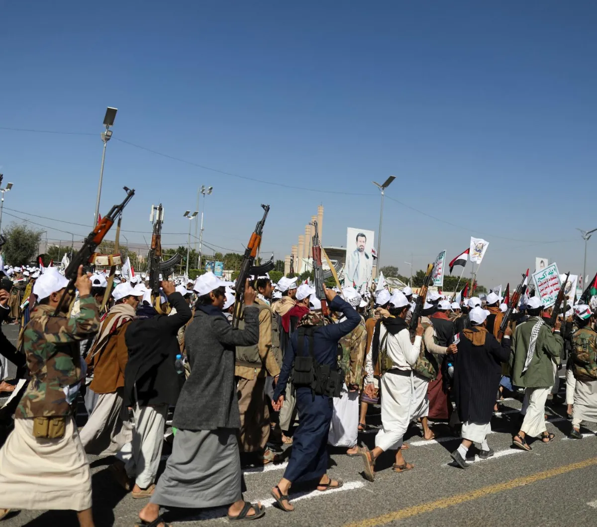 FOTO: Pejuang Houthi Bersarung Dan Dibekali Senapan Mesin Siap Dikirim ...