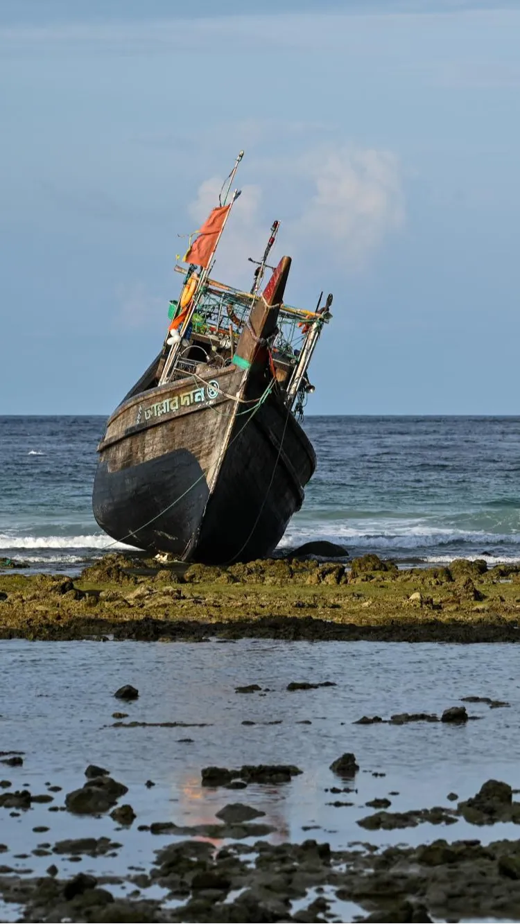 FOTO: Kapal Kayu Membawa Ratusan Pengungsi Rohingya Kembali Mendarat Di ...