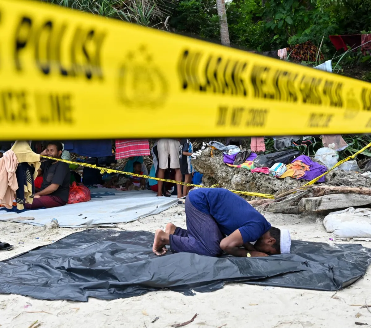 FOTO: Kapal Kayu Membawa Ratusan Pengungsi Rohingya Kembali Mendarat Di ...