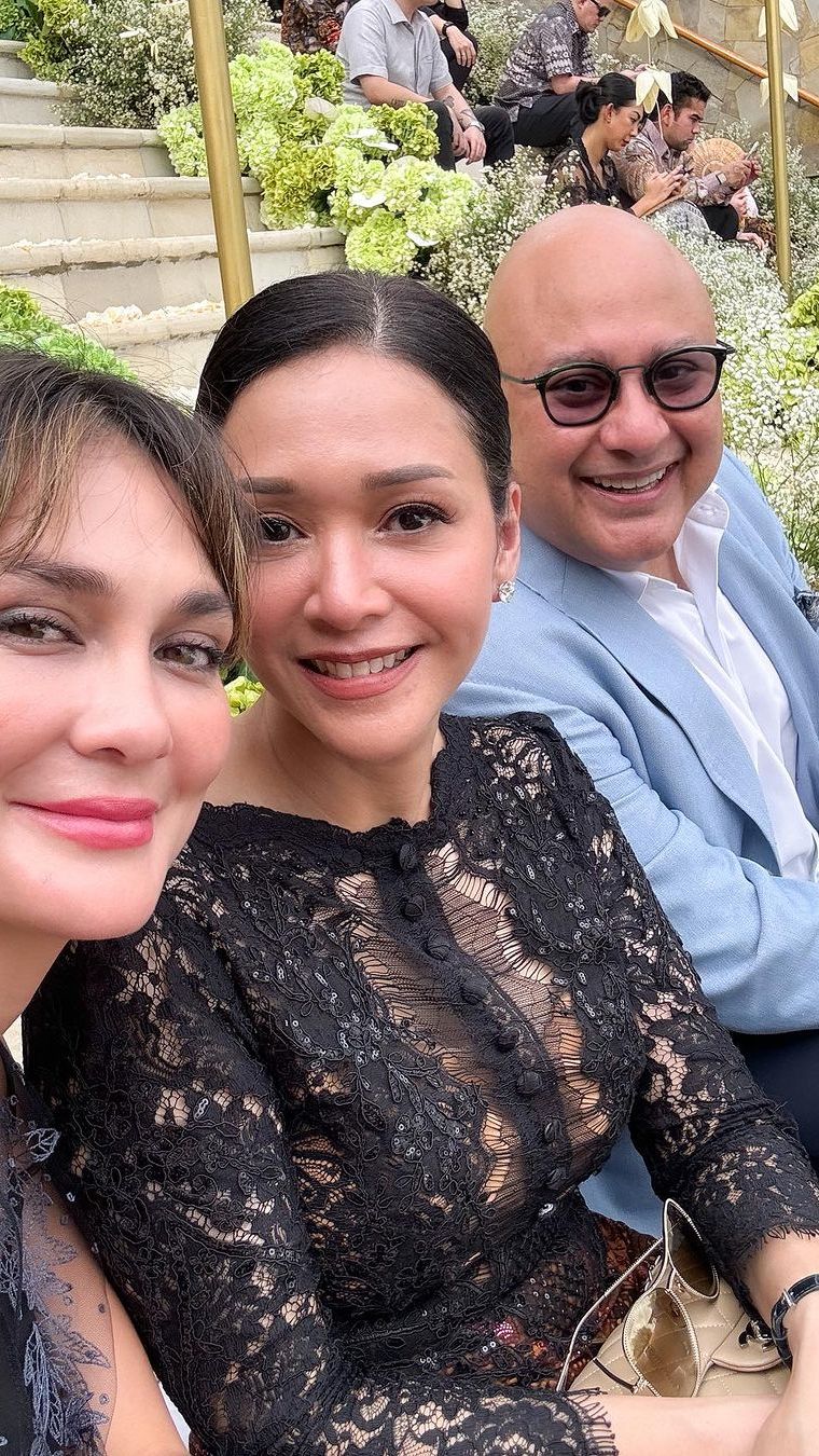 Artis Luna Maya, Maia Estinaty dan Irwan Musrry menghadiri akad pernikahan BCL- Tiko dengan busana resmi nan mewah.