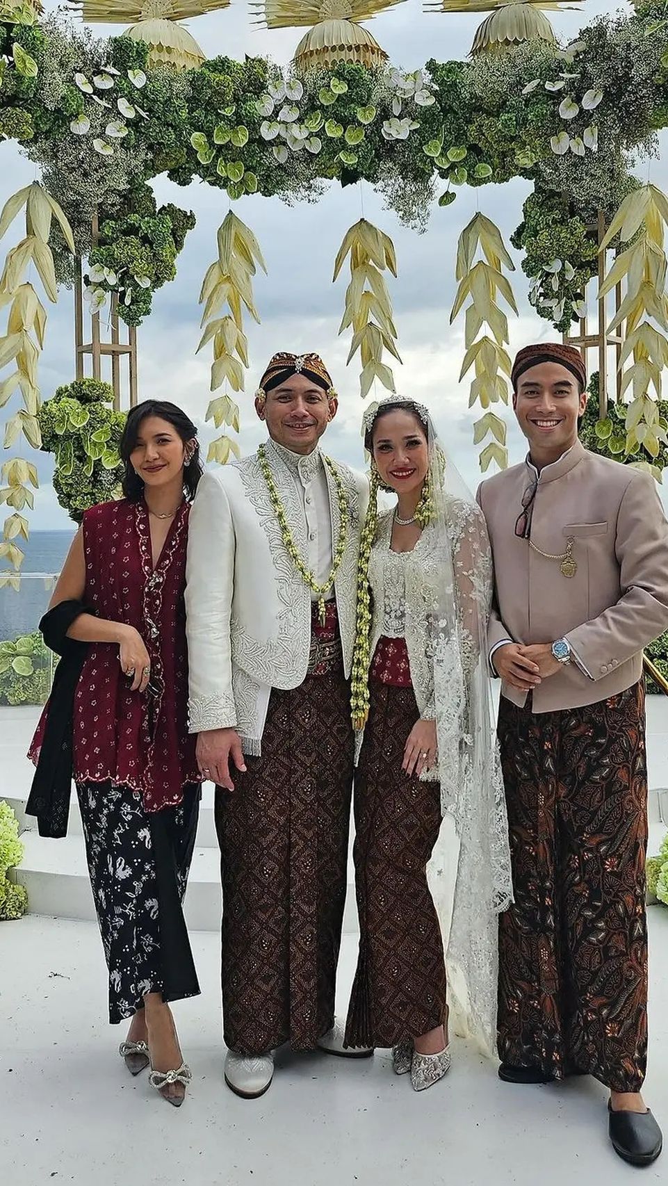 Vidi Aldiano yang dijuluki duta persahabatan nampak ganteng dengan beskap jadi groosmen BCL.