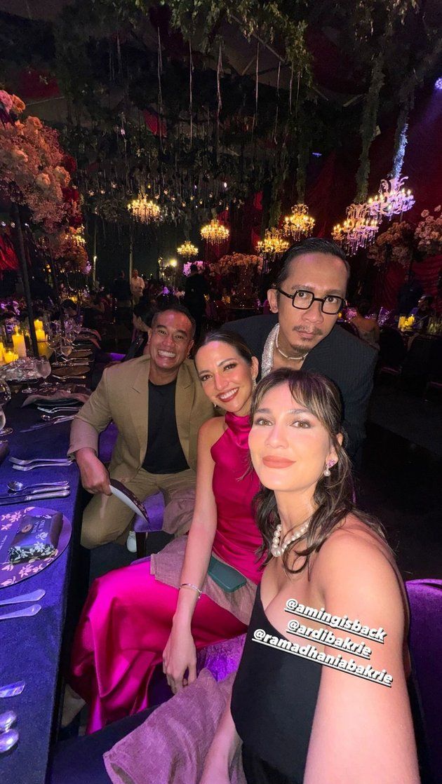 Ada pula kehadiran Nia Ramadhani dan Ardi Bakrie. Nia tampak cantik dengan dress pink.