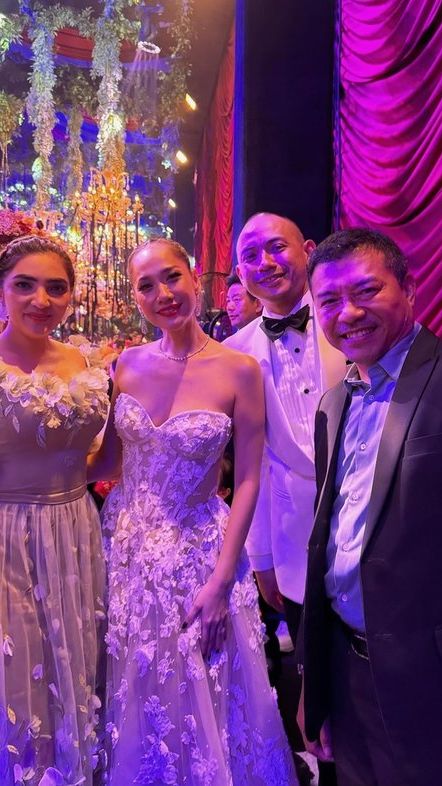 Ashanty dan Anang nampak hadir dengan dress putih serta jas hitam.