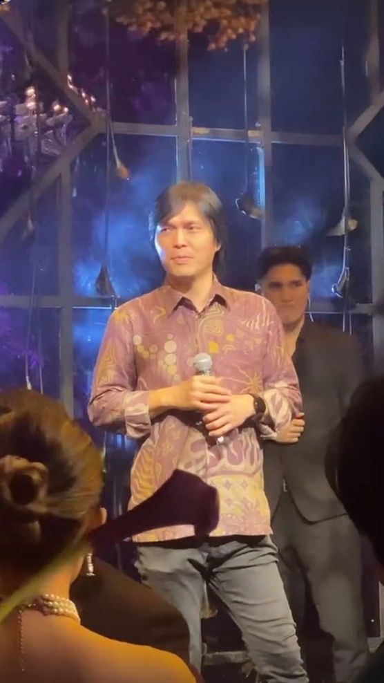 Once Mekel yang hadir sebagai penyanyi pun tampil kece dengan batik.