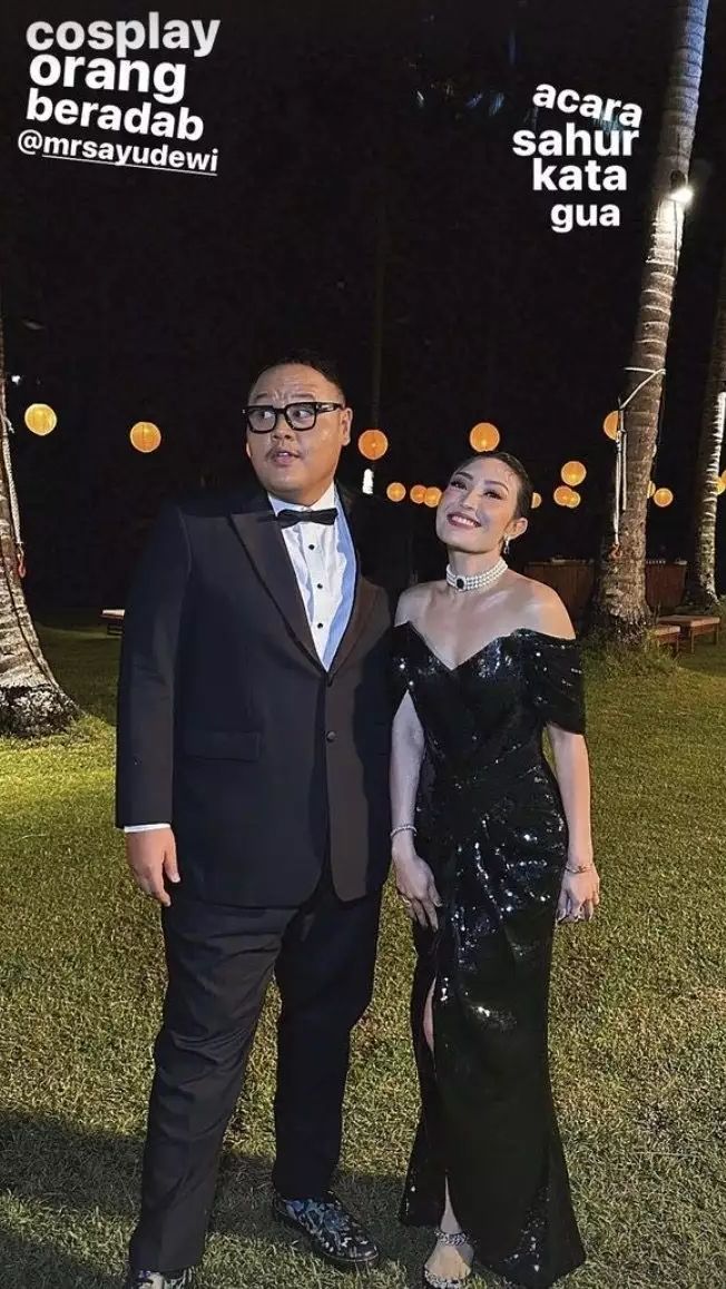 Ayu Dewi yang bertugas sebagai MC tampil cantik dengan dress hitam panjang.