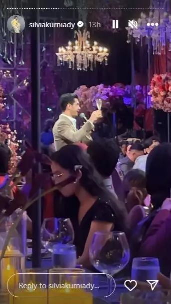 Reza Rahardian tampak gagah dengan setelan jas berwarna cream.