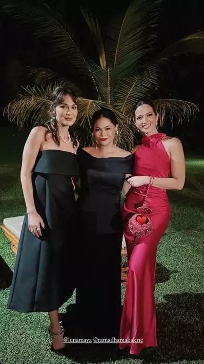 Luna Maya memakai dress yang berbeda saat resepsi pernikahan BCL. Ia bahkan mendapatkan bunga lempar lho!
