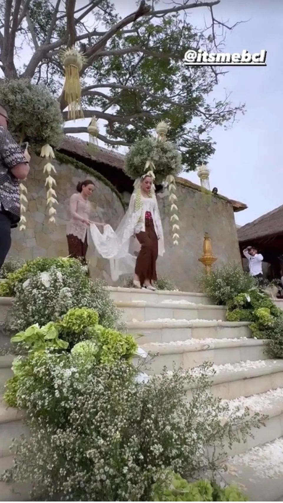 Ia juga bertugas mengantar BCL ke kursi akad pelaminan. Aishah membantu memegangi wedding veil yang dikenakan BCL saat berjalan.