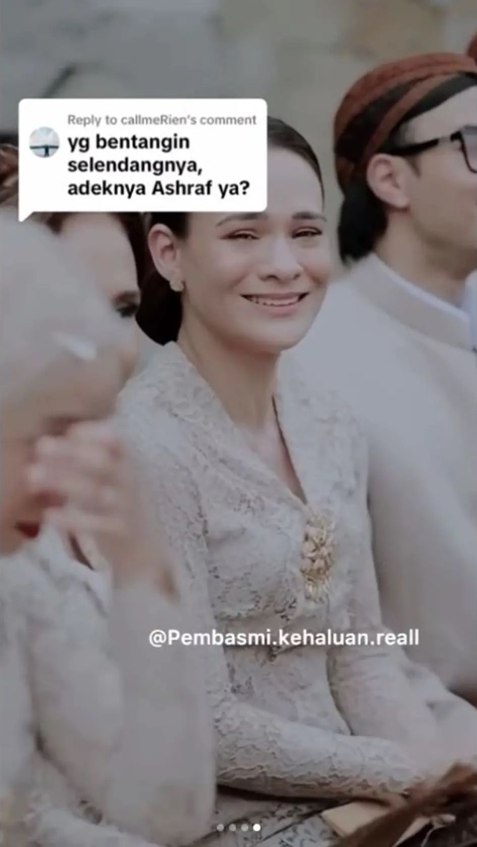 Saat direkam, Ia pun melebarkan senyumnya kepada kamera.