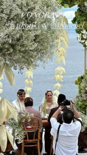 Pernikahan digelar private hanya dihadiri keluarga besar serta sahabat terdekat.