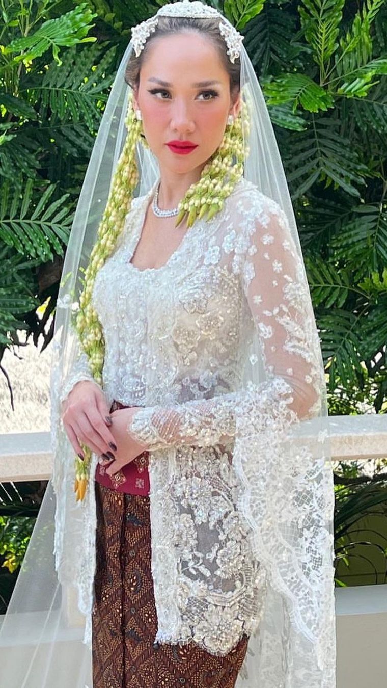 Pada momen pernikahan kedua ini, BCL tampil cantik denan kebaya kutubaru berwarna putih.