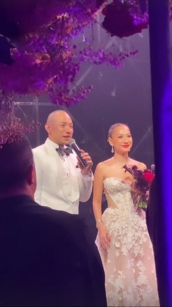 Malam harinya, BCL dan Tiko menggelar resepsi pernikahan yang sangat mewah. Ia tampil cantik dengan dress panjang.