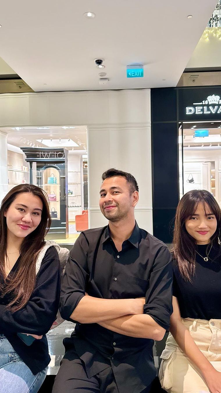 Momen pertemuan Fuji dan Aaliyah Massaid di Singapura mendadak menjadi viral di media sosial.
