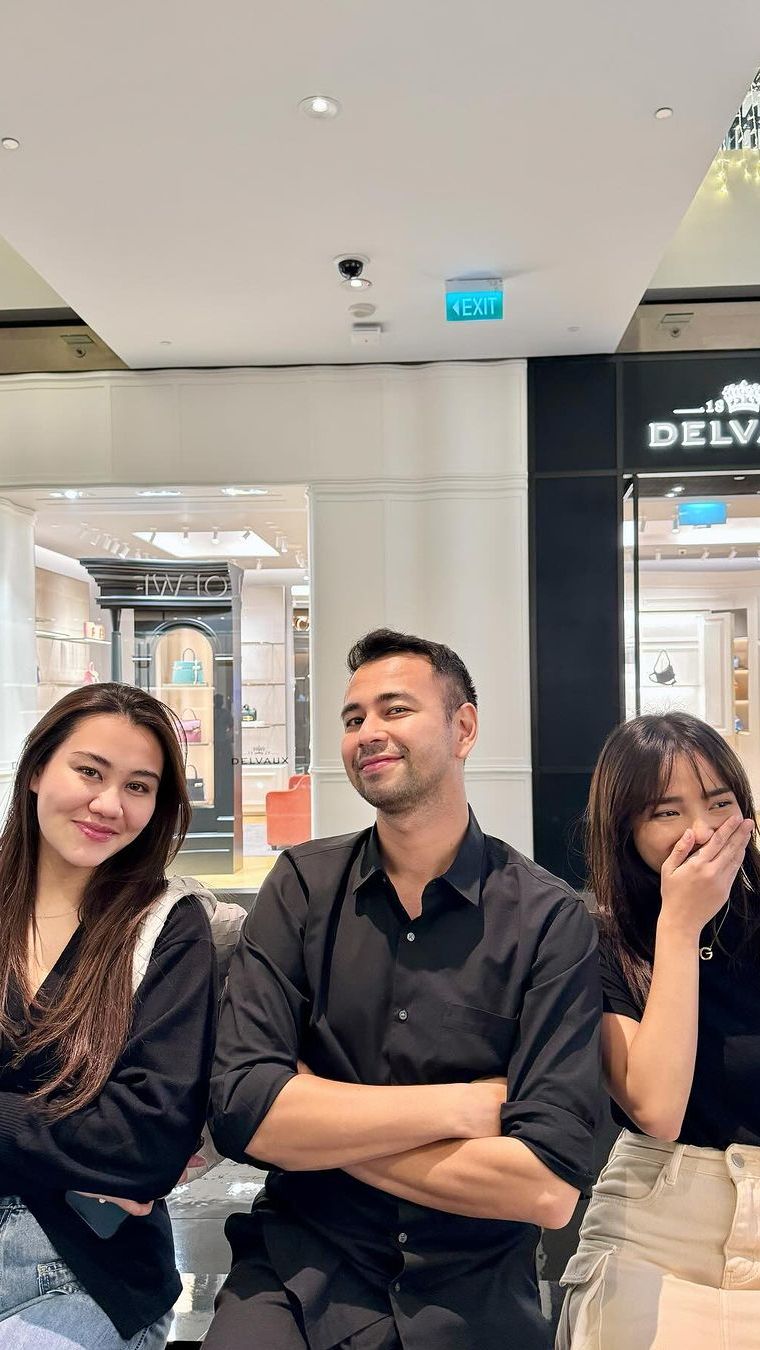 Bahkan, Raffi Ahmad berfoto bersama mereka berdua seakan mendamaikan Fuji dan Aaliyah.