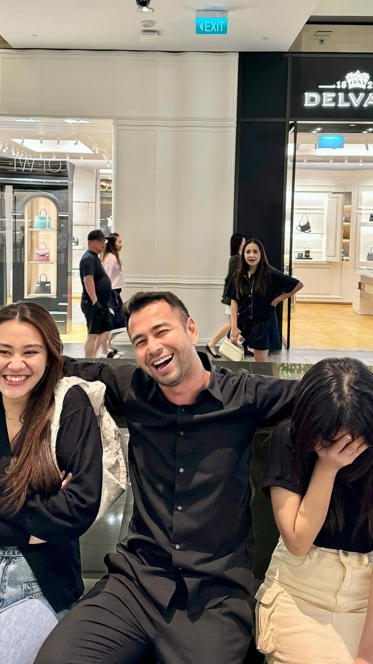 Para sahabat artis yang pergi bersama mereka pun kaget melihat kelakuan Raffi Ahmad.