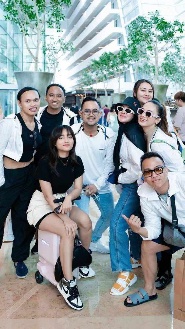 Bahkan, Fuji dan Aaliyah tampak berfoto bersama dalam satu frame.