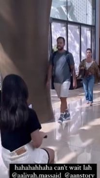 Saat di bandara, Fuji dan Aaliyah pun jalan bersamaan. Fuji tampak duduk di atas koper.