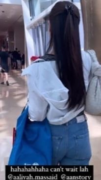 Sementara, Aaliyah berjalan tak jauh dari Fuji.