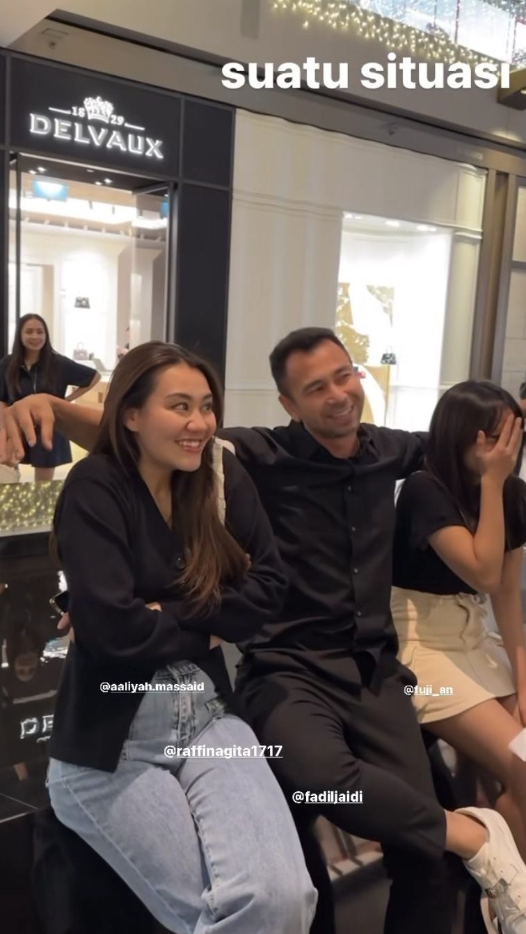 Raffi tampak merangkul keduanya seolah menandakan kalau tidak ada masalah serius di antara keduanya.