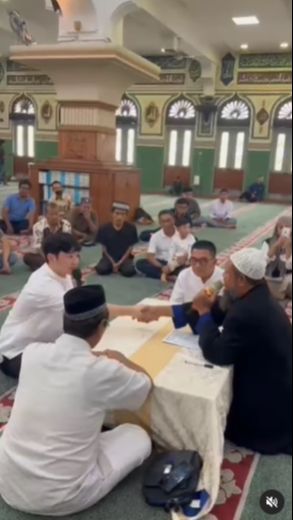 Pria Korea tersebut juga rela menjadi seorang mualaf demi menikahi putri Helmi Yahya.