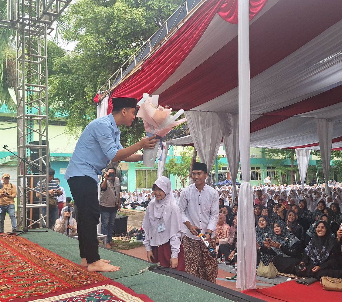 Gibran Bagi-Bagi Susu Dan Buku Tulis Untuk Santri Ponpes Asshiddiqiyah ...