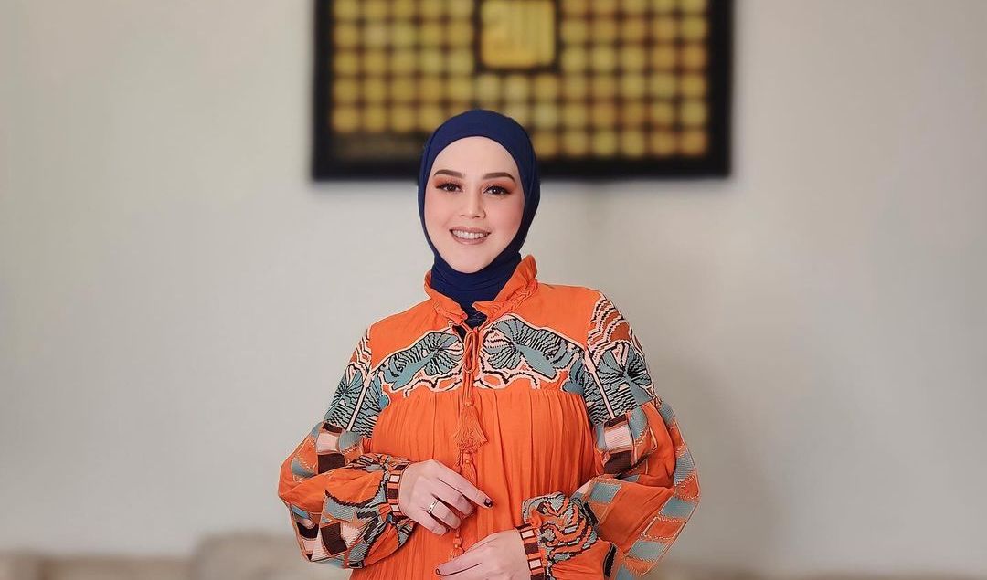 Look 1:Tampilan dengan Bright Color Oranye dan Aqua Blue