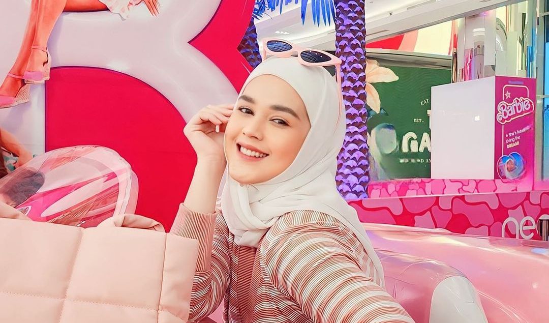 Look 2: Eksplorasi Warna Pink