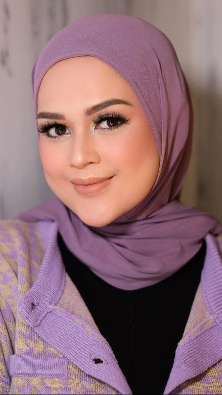 2 Inspirasi Look Cut Meyriska Tampil Fresh dengan Bright Color
