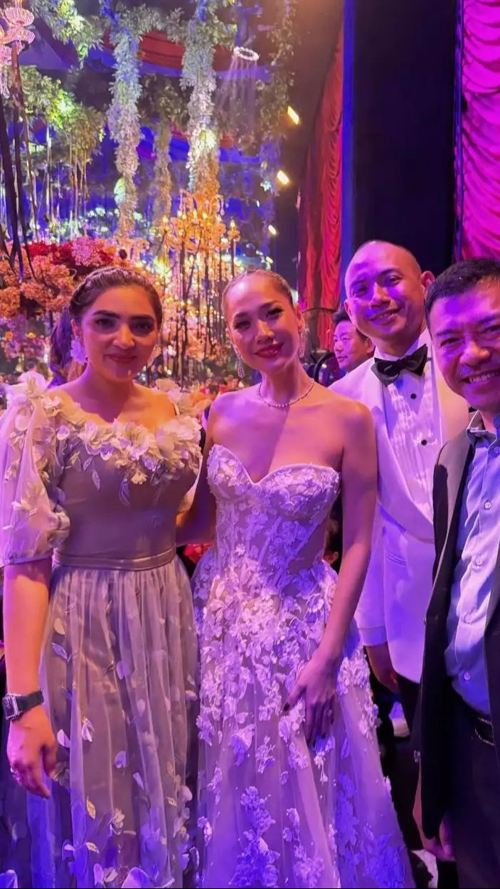 Kehadiran Ashanty dalam resepsi pernikahan BCL disorot lantaran pakai dress yang heboh. Ia bahkan disebut netizen ingin saingi BCL.