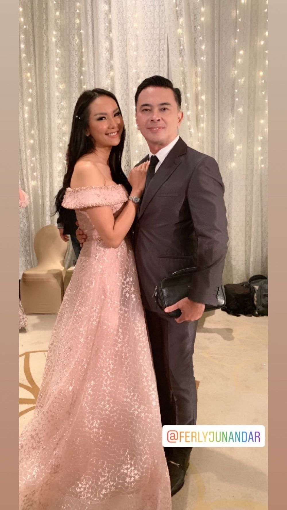 Kalina Octarannya tampil glamor dengan dress berwarna pink panjang saat kondangan.