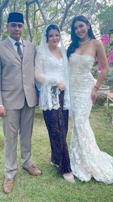 Milen Cyrus dinilai berlebihan lantaran memakai dress panjang sedangkan pengantin pakai baju sederhana.