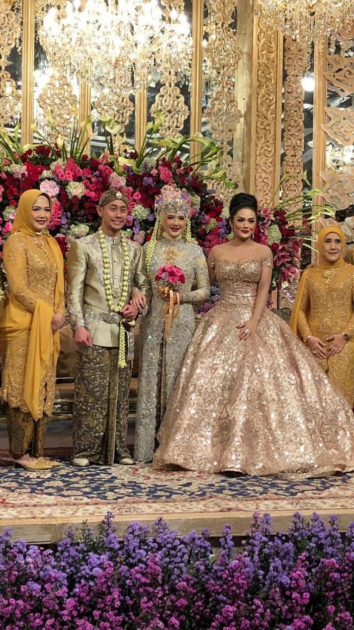 Krisdayanti yang menjadi penyanyi pun tampil glamor dengan dress panjang berbentuk balon.