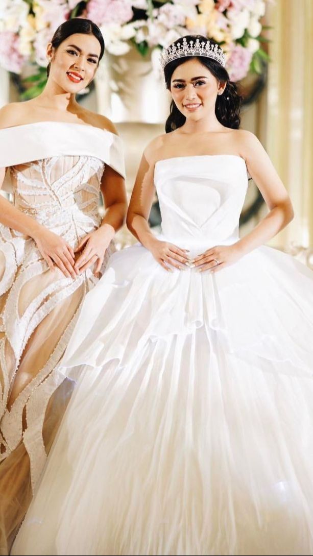 Raisa yang mengisi pernikahan Rachel Vennya juga tampil glamor dengan dress panjang seperti Rachel.