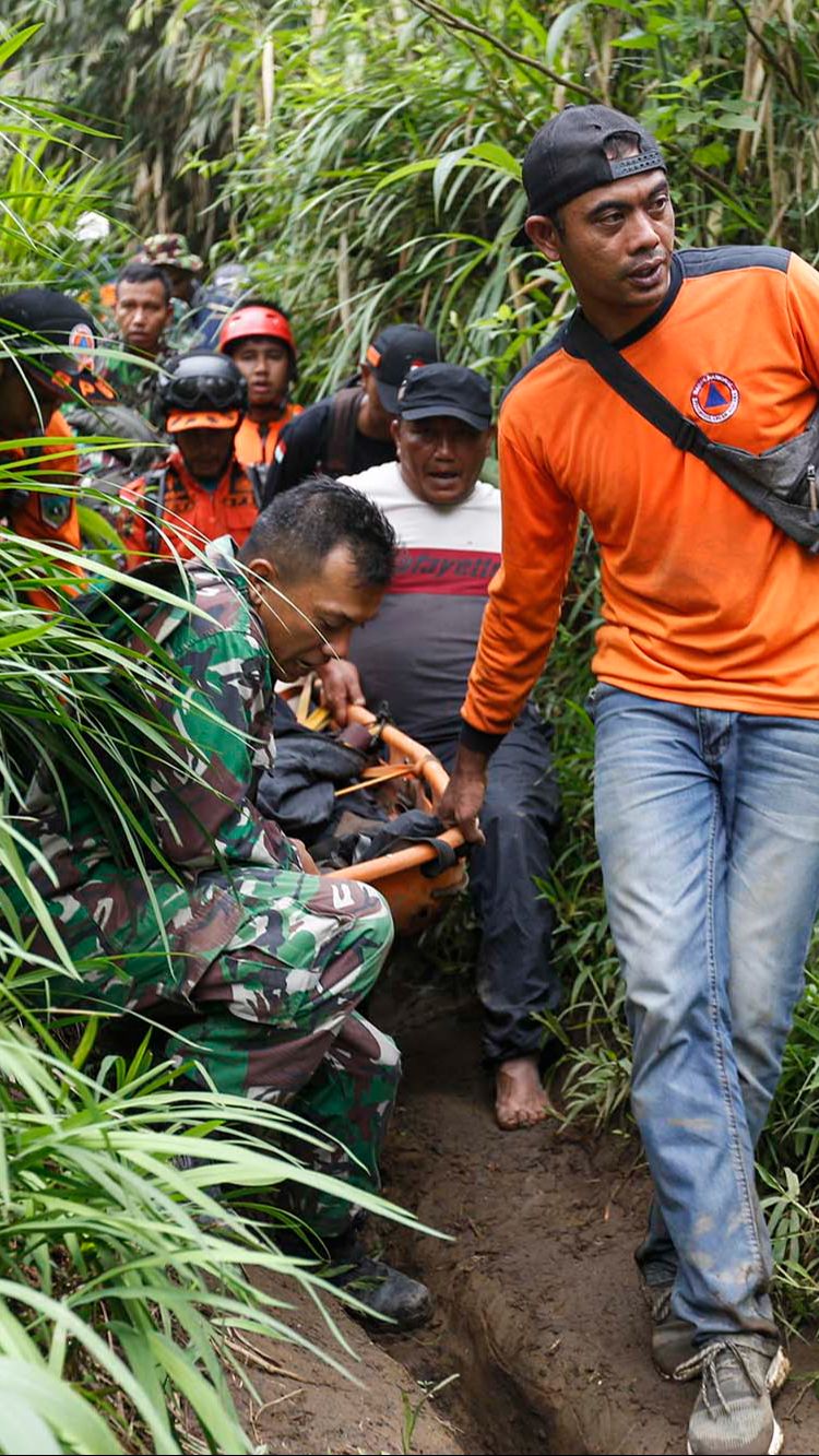 FOTO: Tim SAR Gabungan Evakuasi Jenazah Pendaki Korban Erupsi Gunung Marapi