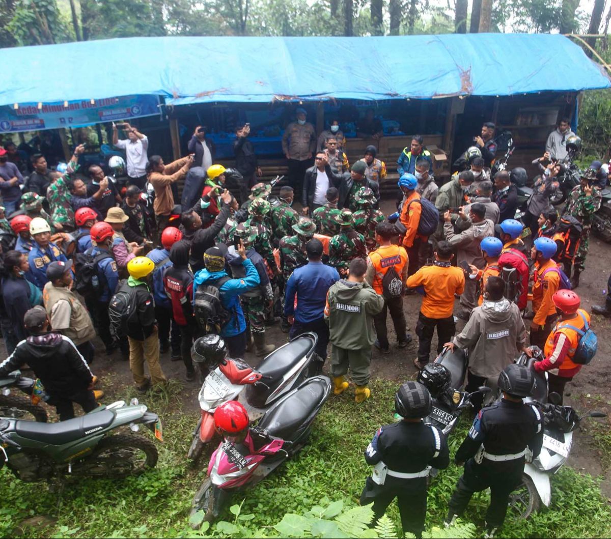 FOTO: Tim SAR Gabungan Evakuasi Jenazah Pendaki Korban Erupsi Gunung Marapi