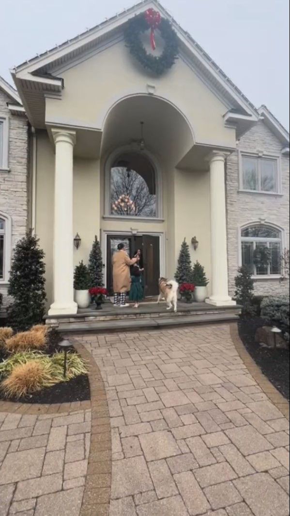 Caren Delano bertandang ke New York. Ia pun menginap di rumah keluarganya di sana.