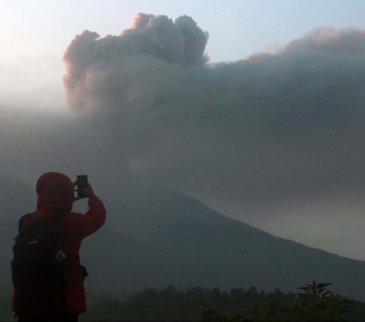 Foto Tim Sar Gabungan Evakuasi Jenazah Pendaki Korban Erupsi Gunung Marapi 