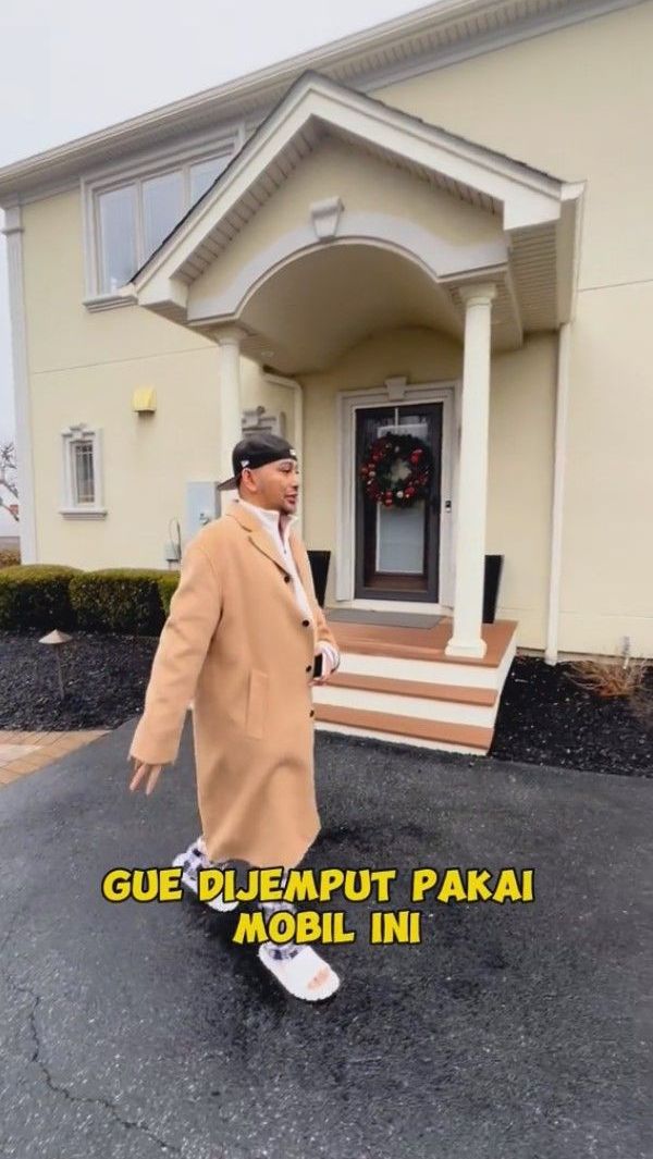 Siapa sangka, rumah keluarga Caren sangatlah megah dan berada di kompleks elite.