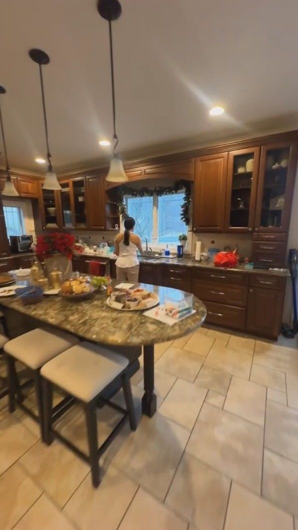 Dapur yang terletak di sebelah meja makan pun sangatlah mewah dan beruuran besar. Dapur itu berdesain klasik dengan kitchen set dari kayu.